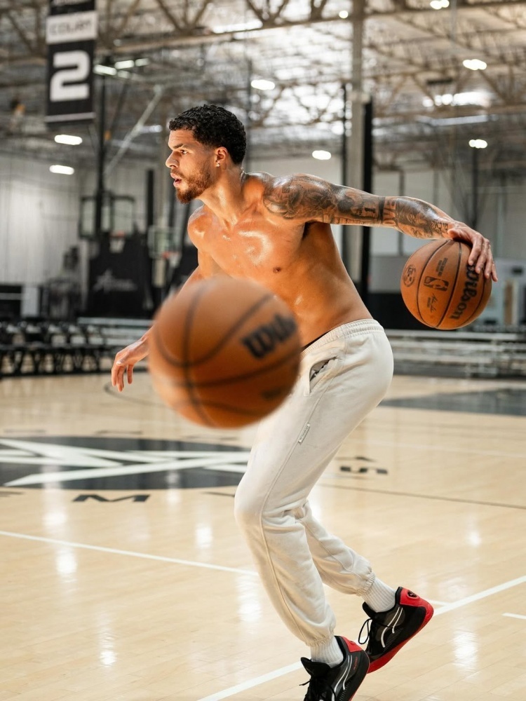 与千万个女, 赢WNBA, om 与千万个女, 赢WNBA, om